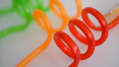 Bir sette farklı renkte kokteyl tüpleri 