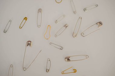 Çeşitli tipte toplu iğne ve iğneler. 