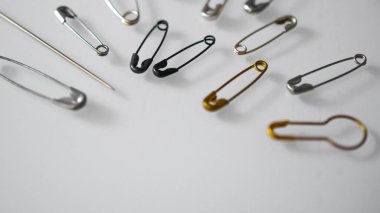 Çeşitli tipte toplu iğne ve iğneler. 