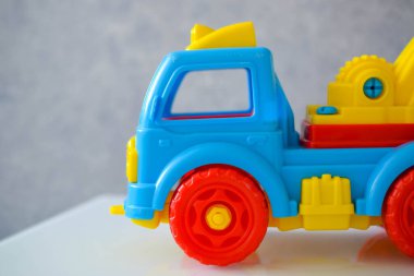 beyaz arkaplanda çocukların araba renkleri 