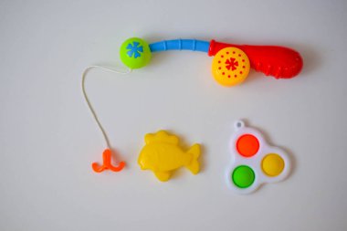 Çocukların oyuncakları Masanın üzerinde parlak renklerle 