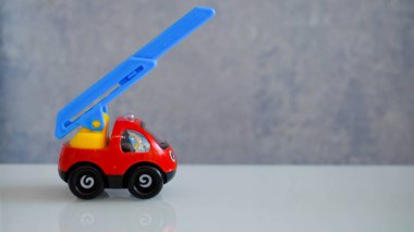 beyaz arkaplanda çocukların araba renkleri 