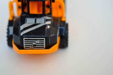 beyaz arkaplanda çocukların araba renkleri 