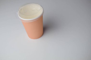 Tekil olarak açık kahverengi kahve fincanı al.  