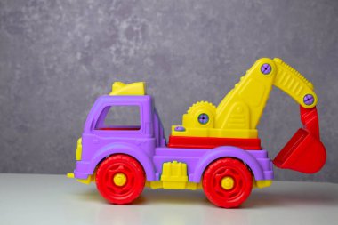 Çocuk arabası, çöp kamyonu, parçaların farklı renkleri. 