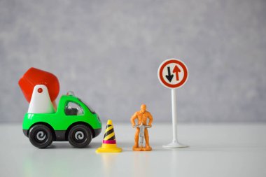 Yol işçisi ya da matkapla çalışan bir işçi yollarda çeşitli durumlarda, oyuncak bebekler... 