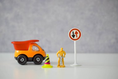 Yol işçisi ya da matkapla çalışan bir işçi yollarda çeşitli durumlarda, oyuncak bebekler... 