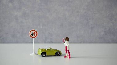  Kız bebekleri arabanın ya da palmiye ağacının yanında. 