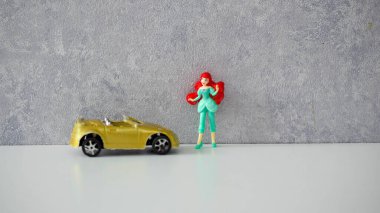  Kız bebekleri arabanın ya da palmiye ağacının yanında. 