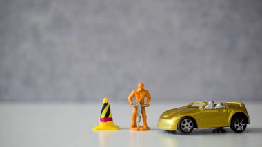 Yol işçisi ya da matkapla çalışan bir işçi yollarda çeşitli durumlarda, oyuncak bebekler... 