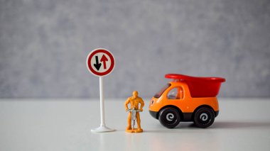 Yol işçisi ya da matkapla çalışan bir işçi yollarda çeşitli durumlarda, oyuncak bebekler... 