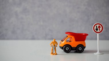 Yol işçisi ya da matkapla çalışan bir işçi yollarda çeşitli durumlarda, oyuncak bebekler... 