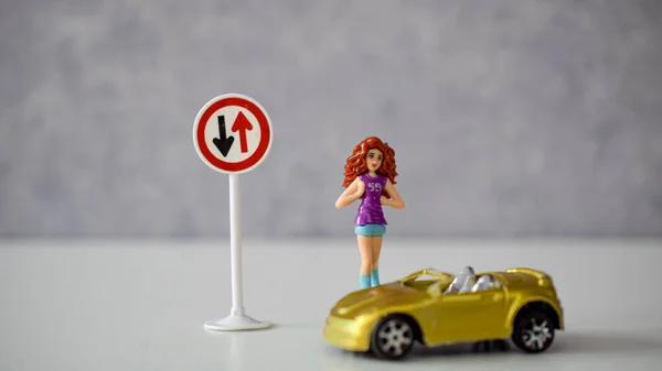  Kız bebekleri arabanın ya da palmiye ağacının yanında. 