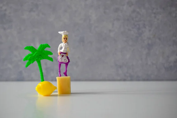 Poupée Cuisinière Miniature Dans Des Situations Jeu Avec Une Voiture — Photo