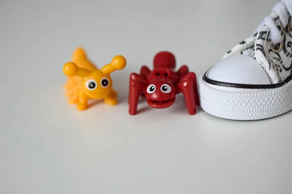 Insectes Jouets Côté Une Chaussure — Photo