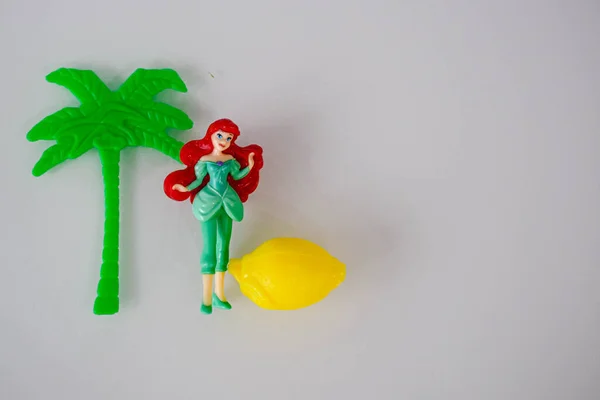  Kız bebekleri arabanın ya da palmiye ağacının yanında. 