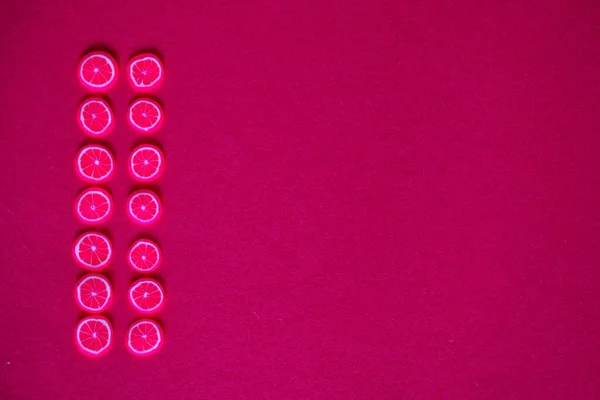 Frutas Bayas Miniatura Sobre Fondo Rojo Carmesí — Foto de Stock