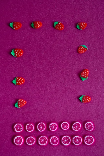 Miniaturní Ovoce Bobule Červeném Nebo Karmínovém Pozadí — Stock fotografie