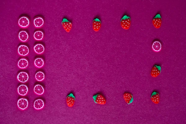 Miniaturní Ovoce Bobule Červeném Nebo Karmínovém Pozadí — Stock fotografie
