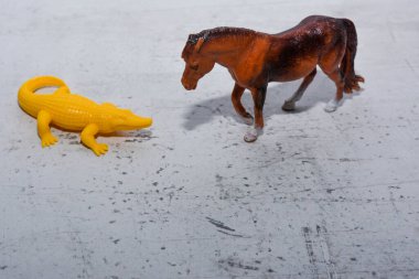 Parlak sarı oyuncak timsah alışılmadık bir durumda  