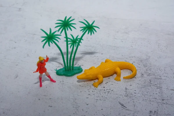 Φωτεινό Κίτρινο Παιχνίδι Κροκόδειλος Μια Ασυνήθιστη Κατάσταση — Φωτογραφία Αρχείου