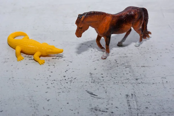 Parlak sarı oyuncak timsah alışılmadık bir durumda  