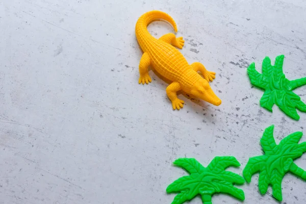 Φωτεινό Κίτρινο Παιχνίδι Κροκόδειλος Μια Ασυνήθιστη Κατάσταση — Φωτογραφία Αρχείου