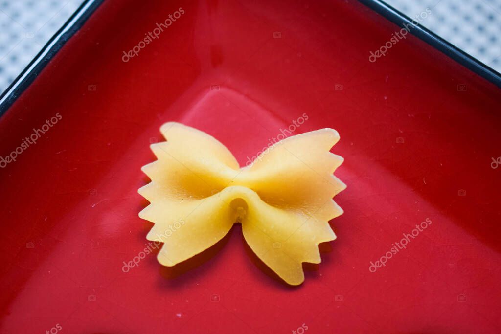 pasta de diferentes formas combinadas entre sí espiral de pasta