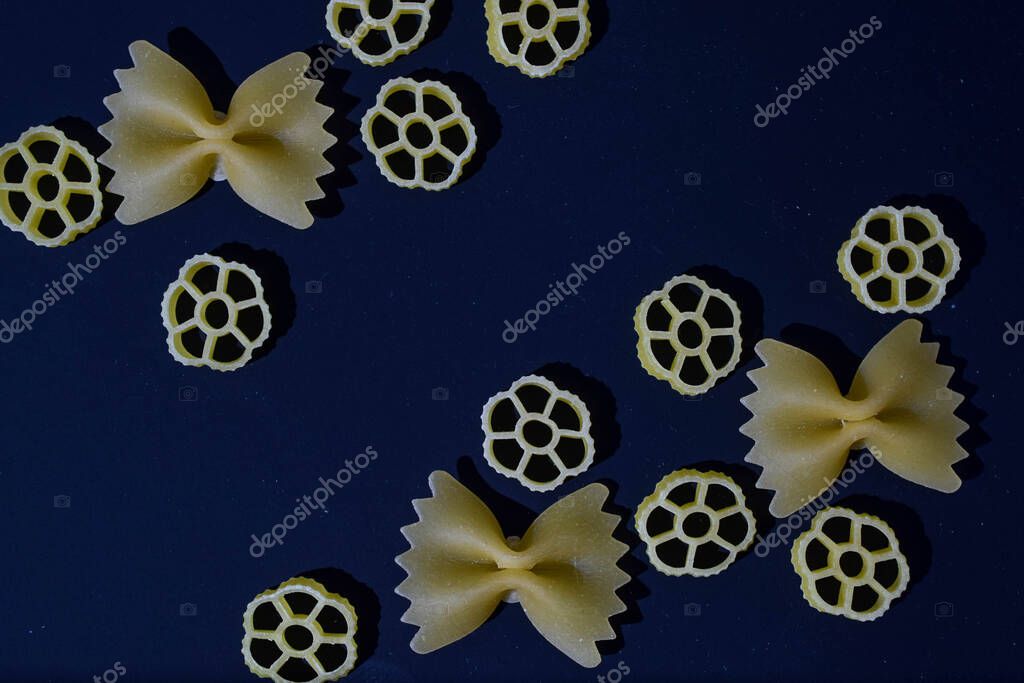 pasta de diferentes formas combinadas entre sí espiral de pasta