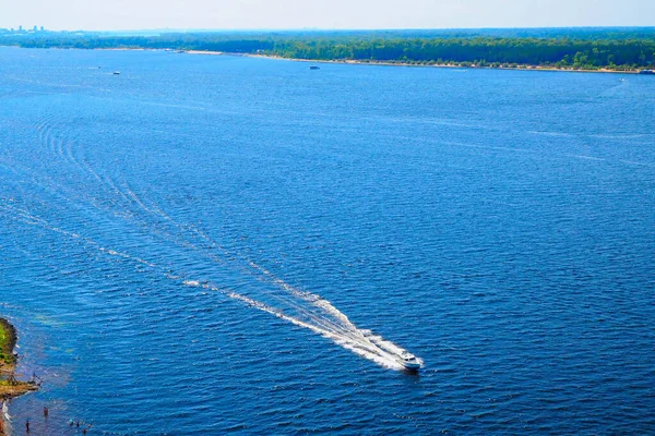  Manzara, nehir manzarası, Volga, nehirde giden tekneler ve su sporları yapan insanlar. 