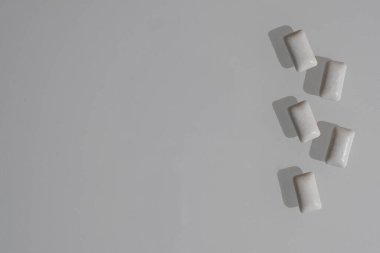 Mavi ya da beyaz arkaplanda beyaz sakız 