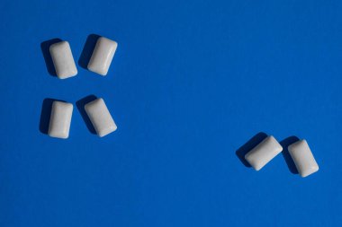 Mavi ya da beyaz arkaplanda beyaz sakız 