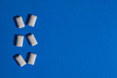 Mavi ya da beyaz arkaplanda beyaz sakız 