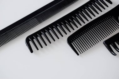 Kuaförler için farklı şekillerde ve amaçlarda taraklar. 