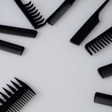 Kuaförler için farklı şekillerde ve amaçlarda taraklar. 
