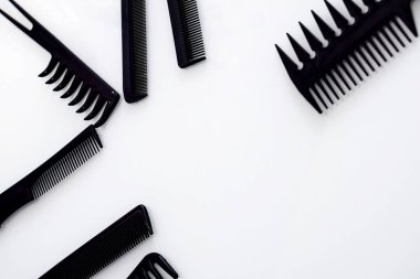 Kuaförler için farklı şekillerde ve amaçlarda taraklar. 