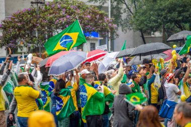 PAULO, BRAZIL - 07 Eylül 2022 Başkan Jair Bolsonaro 'yu desteklemek için Avenida Paulista' da toplandılar.