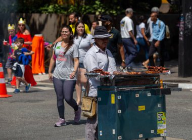 PAULO, BRAZIL - 23 Ekim 2022, güneşli Pazar, insanlar Avenida Paulista 'da günün tadını çıkarıyorlar ve Brezilya cumhurbaşkanı adaylarını desteklemek için bayraklarını taşıyorlar..