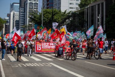 PAULO, BRAZIL - 23 Ekim 2022, güneşli Pazar, insanlar Avenida Paulista 'da günün tadını çıkarıyorlar ve Brezilya cumhurbaşkanı adaylarını desteklemek için bayraklarını taşıyorlar..