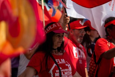 PAULO, BRAZIL - 23 Ekim 2022, güneşli Pazar, insanlar Avenida Paulista 'da günün tadını çıkarıyorlar ve Brezilya cumhurbaşkanı adaylarını desteklemek için bayraklarını taşıyorlar..
