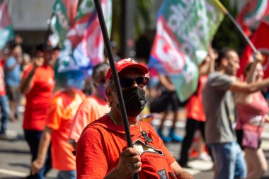PAULO, BRAZIL - 23 Ekim 2022, güneşli Pazar, insanlar Avenida Paulista 'da günün tadını çıkarıyorlar ve Brezilya cumhurbaşkanı adaylarını desteklemek için bayraklarını taşıyorlar..