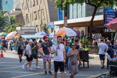PAULO, BRAZIL - 23 Ekim 2022, güneşli Pazar, insanlar Avenida Paulista 'da günün tadını çıkarıyorlar ve Brezilya cumhurbaşkanı adaylarını desteklemek için bayraklarını taşıyorlar..