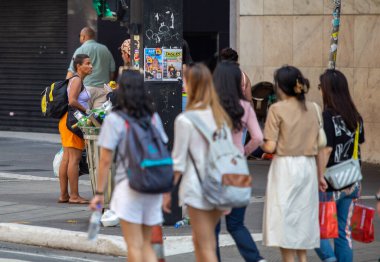 PAULO, BRAZIL - 23 Ekim 2022, güneşli Pazar, insanlar Avenida Paulista 'da günün tadını çıkarıyorlar ve Brezilya cumhurbaşkanı adaylarını desteklemek için bayraklarını taşıyorlar..