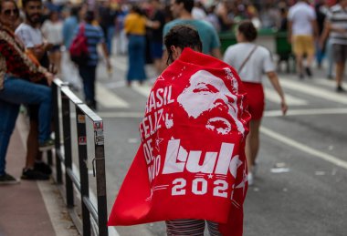 PAULO, BRAZIL - 23 Ekim 2022, güneşli Pazar, insanlar Avenida Paulista 'da günün tadını çıkarıyorlar ve Brezilya cumhurbaşkanı adaylarını desteklemek için bayraklarını taşıyorlar..