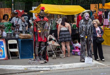 PAULO, BRAZIL - 23 Ekim 2022, güneşli Pazar, insanlar Avenida Paulista 'da günün tadını çıkarıyorlar ve Brezilya cumhurbaşkanı adaylarını desteklemek için bayraklarını taşıyorlar..