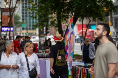 PAULO, BRAZIL - 23 Ekim 2022, güneşli Pazar, insanlar Avenida Paulista 'da günün tadını çıkarıyorlar ve Brezilya cumhurbaşkanı adaylarını desteklemek için bayraklarını taşıyorlar..