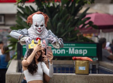 PAULO, BRAZIL - 23 Ekim 2022, güneşli Pazar, insanlar Avenida Paulista 'da günün tadını çıkarıyorlar ve Brezilya cumhurbaşkanı adaylarını desteklemek için bayraklarını taşıyorlar..