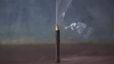 Yavaş yanan tütsü dumanı yayar. İzole edilmiş.