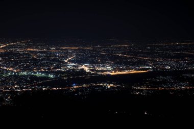 Tayland 'ın Chiang Mai şehrinin gece ışığı manzarası.
