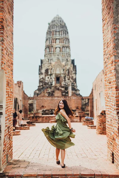 Turistkvinna Grön Klänning Wat Ratchaburana Temple Ayutthaya Thailand — Stockfoto